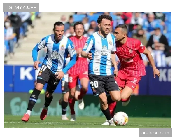 皇家贝蒂斯主场球迷用绿色激光拼出“Manquepierdes”标语